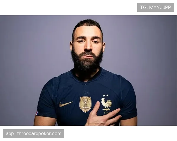 特写：前法国国脚本泽马回归里昂主场，获全场起立鼓掌