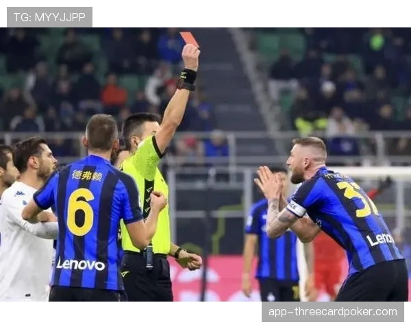 特写:看台上,伤缺的什克里尼亚尔紧张注视国米防守