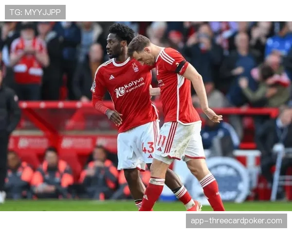 现场观察：诺丁汉森林球迷高歌，试图用声浪带动主队提升比赛节奏